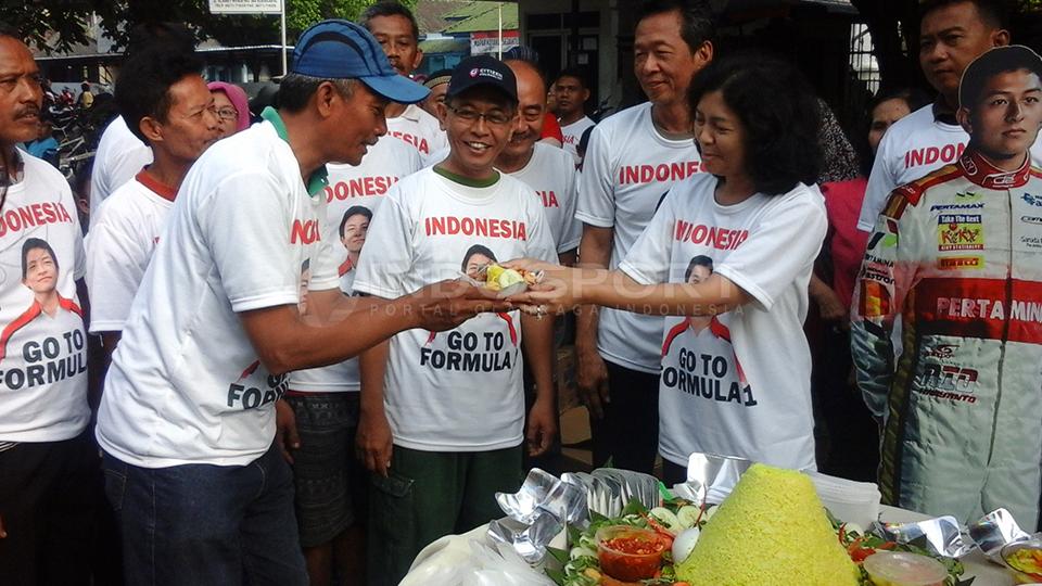 Ibunda%20Rio%20Haryanto%2C%20Indah%20Pennywati%20%28kanan%29%20sedang%20memberikan%20potongan%20tumpeng.